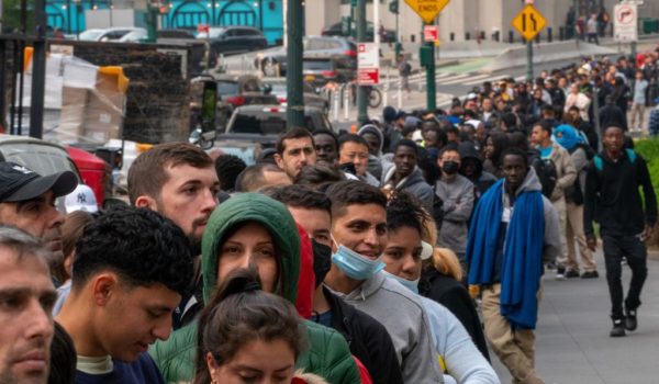 Getty Images Miles de migrantes buscan tramitar sus papeles en Nueva York.