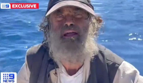 9 News Después de dos meses a la deriva, Timothy Shaddock lucía mucho más delgado y con una larga barba.