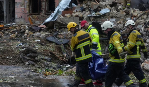 Socorristas ucranianos trasladan a una víctima de un bombardeo ruso que destruyó un edificio residencial en la ciudad de Mykolaiv el 20 de julio de 20233