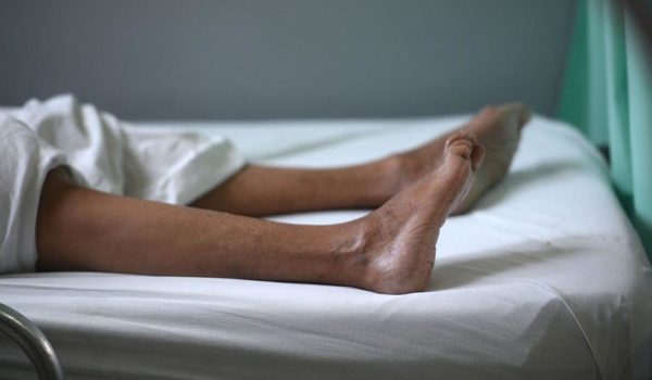 Marviin Recinos / Getty La enfermedad de Guillain-Barré suele tener entre sus primeros síntomas un hormigueo en los pies.