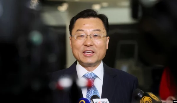 ARCHIVO: El embajador chino en EEUU, Xie Feng, llega a Nueva York el 23 de mayo de 2023.