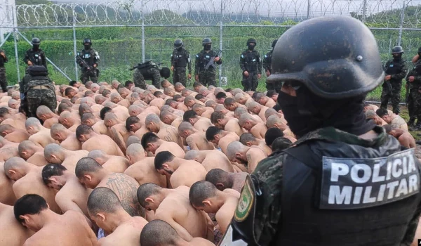 Miembros de la Policía Militar de Orden Público de Honduras supervisan a reclusos durante un operativo en la Penitenciaría Nacional El Pozo en Ilama, Departamento de Santa Bárbara, Honduras, el 29 de junio de 2023. Foto: Cortesía Fuerzas Armadas de Honduras.