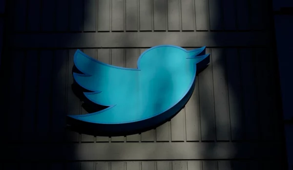 Logo de Twitter en la sede de la compañía en San Francisco, EEUU.