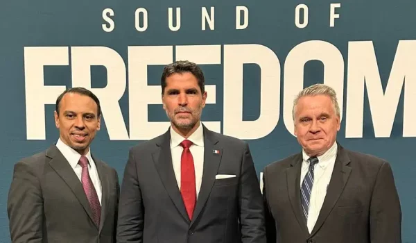 Eduardo Verástegui con Roger Severino (izq.) y Chris Smith (der.) en el Capitolio de EEUU en la presentación de la película y el proyecto "Sound of Freedom". Crédito: Cortesía Eduardo Verástegui