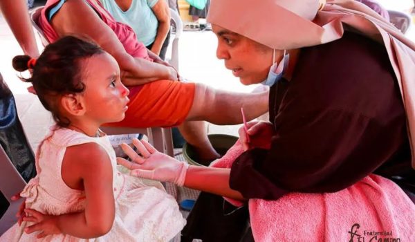 Beneficiarios del trabajo de la Fraternidad Pobres de Jesucristo preguntan por los alimentos que las monjas les entregaban