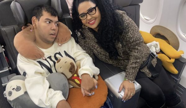 Periodista Miguel Mora se reencuentra con su familia, tras cinco meses de destierro