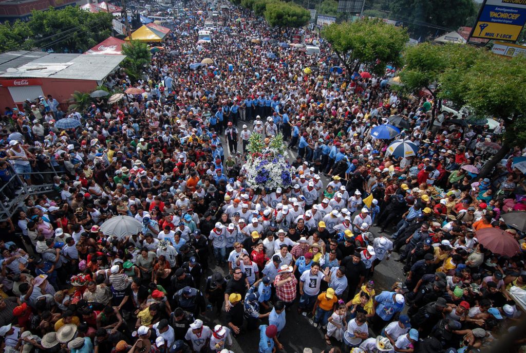 Una vista aérea de la multitudinaria procesión de Santo Domingo de Guzmán, despidiéndose de la capital como lo hace todos los 10 de agosto