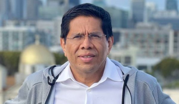 Miguel Mendoza recibe Mención Especial de los Premios Cabot de la Universidad de Columbia