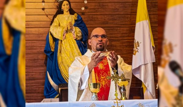 Sacerdote Douglas Guevara sale al exilio ante asedio del régimen