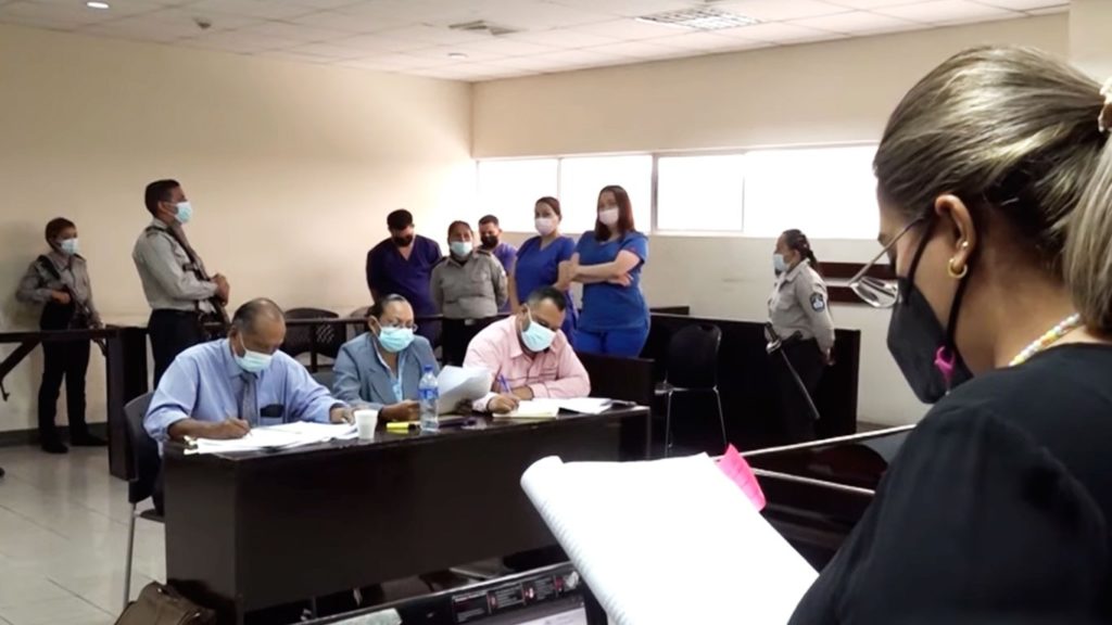En segundo plano los señalados de ser parte de una banda de robacarros. LA PRENSA/Captura de video Canal |3.