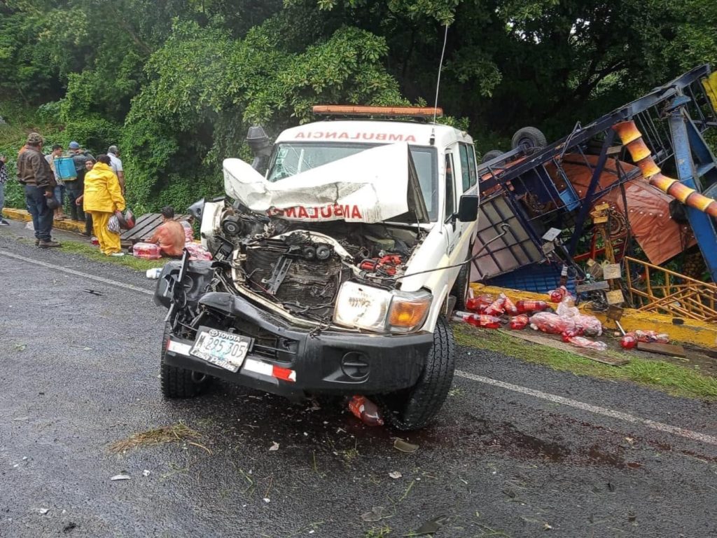 Los tres ocupantes de una ambulancia de Minsa salieron lesionados al producirse accidentes múltiples en la  carretera Ticuantepe-. La Concepción.. LA PRENSA/ Redes sociales.