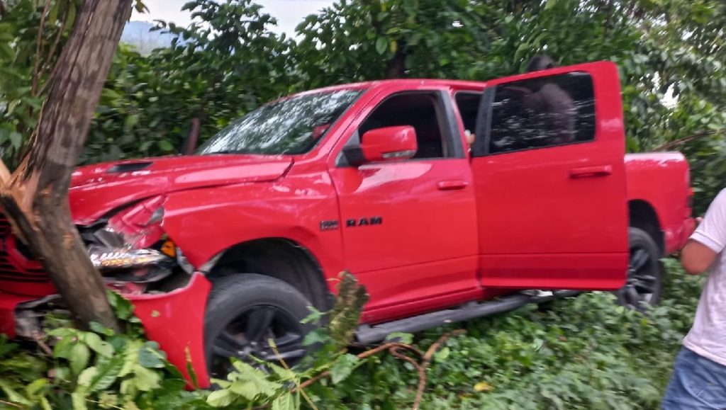 Entre la maleza del campo  y estrellada contra un árbol quedó la camioneta donde se transportaban las víctimas del ataque armado.. LA PRENSA/ LA Vanguardia