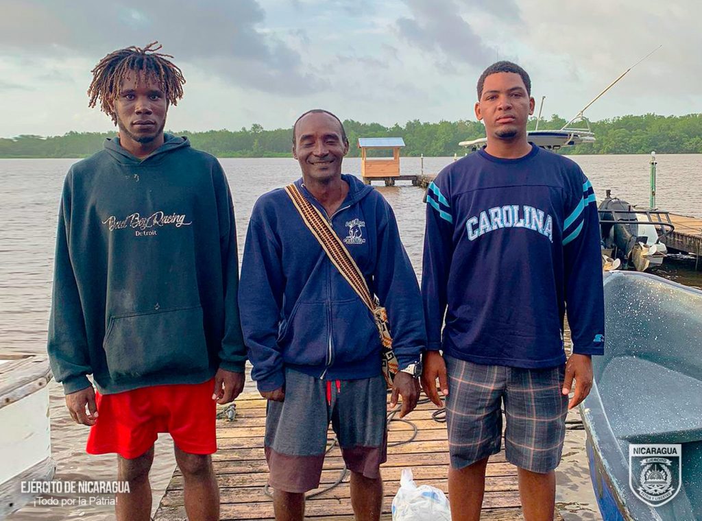 Estos son los tres marineros rescatados por la Fuerza Naval el pasado miércoles. LA PRENSA/ Ejército de  Nicaragua. 