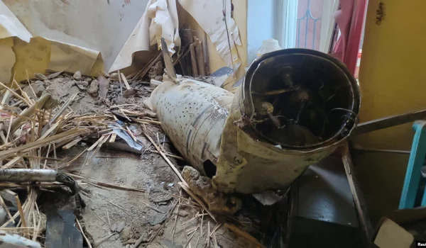 Fragmentos de un misil de crucero ruso Kalibr en un edificio dañado durante un ataque con misiles y drones de Rusia a la ciudad portuaria ucraniana de Odesa, en el mar Negro, el 18 de julio de 2023.