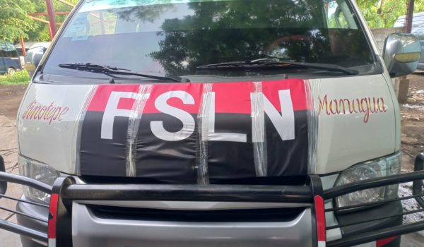 Dictadura obliga a transportistas a portar la bandera del FSLN en sus unidades