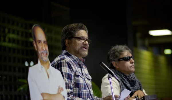 ARCHIVO - En esta fotografía de archivo del 23 de septiembre de 2014, Luciano Marín, alias Iván Márquez, jefe negociador de las Fuerzas Armadas Revolucionarias de Colombia (FARC), en La Habana, Cuba, declara ante periodistas durante los diálogos de paz.