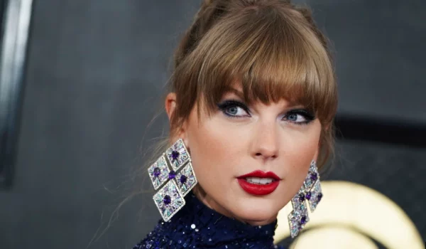 ARCHIVO - Taylor Swift llega a la 65ª entrega anual de los premios Grammy, el 5 de febrero de 2023, en Los Ángeles.