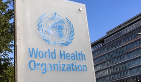 ARCHIVO - El logotipo de la Organización Mundial de la Salud (OMS) se ve cerca de su sede en Ginebra, Suiza, el 2 de febrero de 2023.