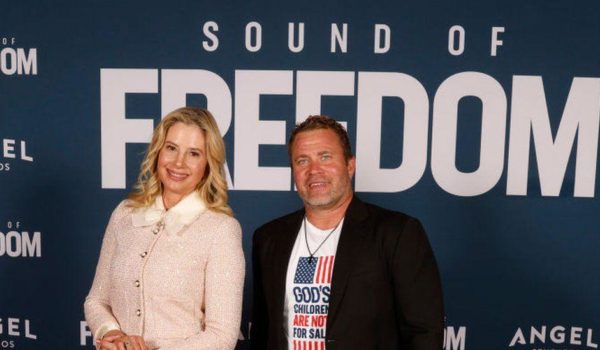 Getty Images Mira Sorvino, que también participa en la película, y Tim Ballard.