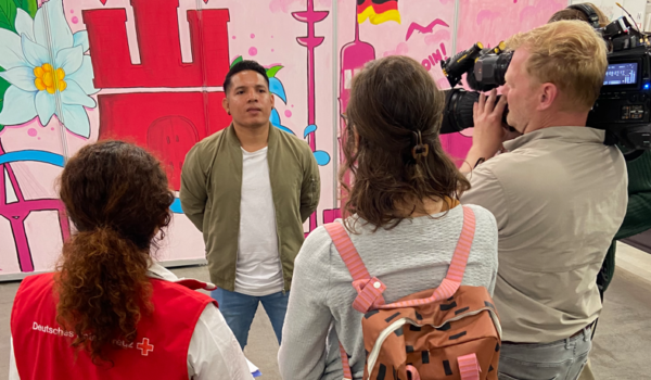 El caricaturista nicaragüense que imparte talleres en un campamento de refugiados en Alemania