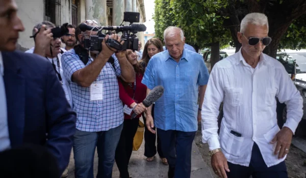 ARCHIVO - El Alto Representante de la Unión Europea para Asuntos Exteriores y Política de Seguridad, Josep Borrell, al centro, sale de una reunión con empresarios cubanos en La Habana, Cuba, el 25 de mayo de 2023.