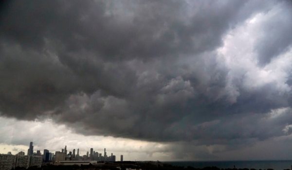 Nubarrones amenazadores se ciernen sobre la ciudad de Chicago, EEUU, el 12 de julio de 2023.
