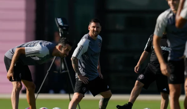 Leo Messi junto a Sergio Busquets y otros compañeros del Inter Miami durante la sesión de entrenamiento este martes 18 de julio de 2023 en Fort Lauderdale, Florida.
