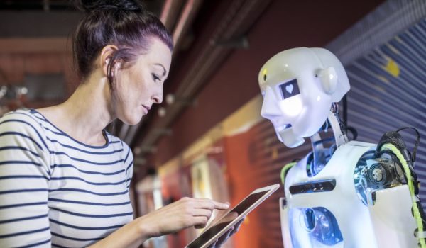 Getty Images Aunque la inteligencia artificial puede hacer muchas cosas mejor que los seres humanos, hay características que no podrá copiar.