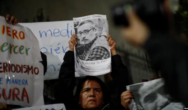 Una mujer sostiene la fotografía del periodista mexicano Luis Martín Sánchez Íñiguez, de 59 años durante una protesta para exigir justicia por su asesinato, afuera del edificio de la Secretaría de Gobernación en la Ciudad de México, México el 10 de julio de 2023.