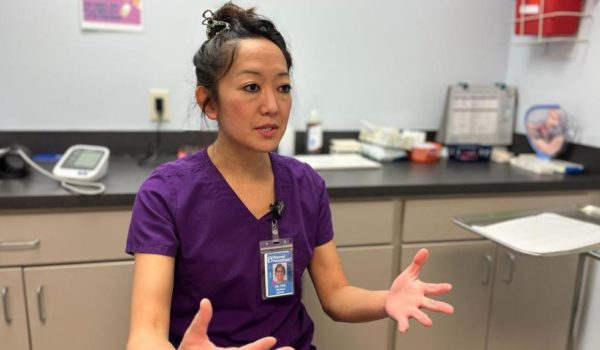 Valentina Oropeza / BBC Mundo La doctora Shelly Tien atiende a sus pacientes en una clínica en Jacksonville, al norte de Florida.