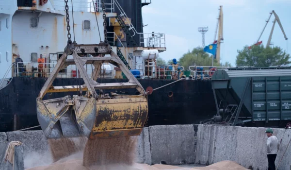 ARCHIVO - Trabajadores cargan grano en un puerto en Izmail, Ucrania, el 26 de abril de 2023. Rusia anunció el lunes 17 de julio que paralizaba su participación en el acuerdo de guerra que permitía exportar grano ucraniano, en un revés a la seguridad alimentaria global.