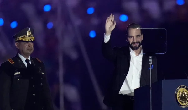 El partido político salvadoreño Nuevas Ideas oficializó el domingo 9 de julio la candidatura a presidente de Nayib Bukele, actual presidente de El Salvador