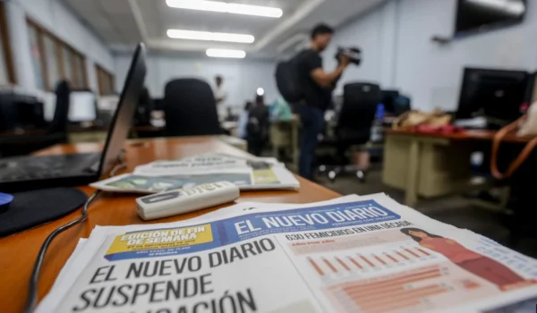 La última edición impresa del periódico El Nuevo Diario descansa sobre un escritorio en la sala de redacción de Managua, Nicaragua, el miércoles 27 de septiembre de 2019. (Foto AP/Alfredo Zúñiga)