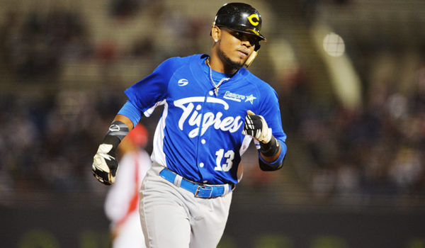 Jugador de la Costa Caribe se estrella contra muro y sale en camilla