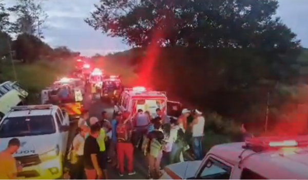 Una veintena de heridos al volcarse autobús con migrantes en Costa Rica