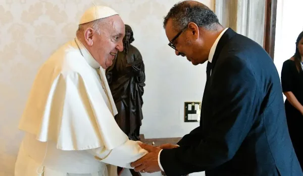 El Papa Francisco con Tedros Adhanom Ghebreyesus. Crédito: Vatican Media.