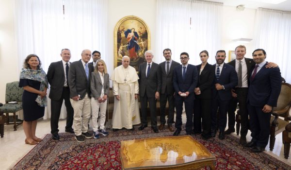 El expresidente Bill Clinton estuvo acompañado por una delegación que incluía a su yerno Marc Mezvinsky; su compañero de cuarto en Oxford y exsecretario de Estado adjunto, Strobe Talbot; y Alex Soros, presidente de Open Society Foundations. Crédito: Dicasterio Vaticano para la Comunicación.