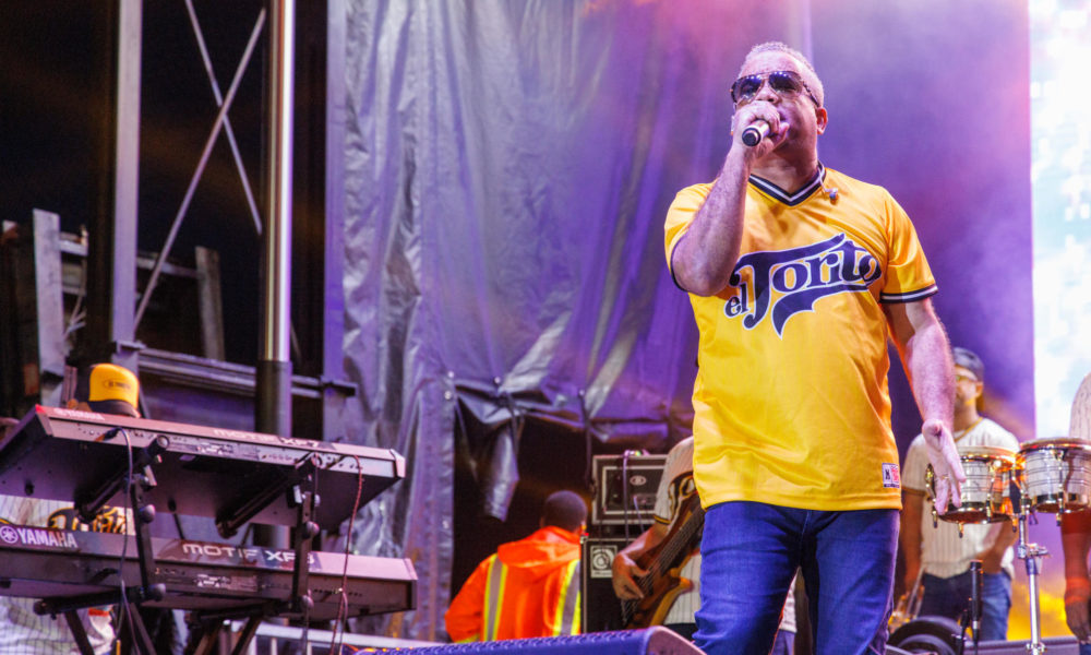 Fotografía cedida hoy por Manny Zoom que muestra al cantante dominicano Hector Acosta "El Torito" durante un concierto en Nueva York (EE.UU). EFE/ Manny Zoom