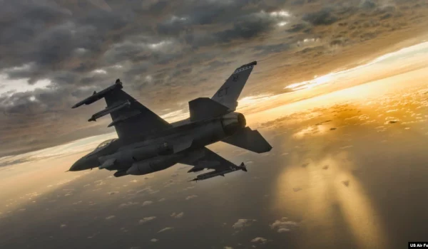 ARCHIVO - Un F-16 vuela durante una misión en la Base de la Fuerza Aérea Eglin, Florida, EEUU, el 14 de febrero de 2019