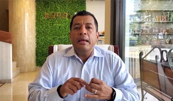 El dirigente opositor nicaragüense Félix Maradiaga habla con la Voz de América durante su gira de trabajo con exiliados de su país en la nación centroamericana la primera semana de agosto de 2023. [Foto: Tomás Guevara, VOA]
