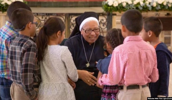 ARCHIVO - Sor María Rosa Leggol (1926-2020) fue conocida por su obra social en Honduras, donde en un espacio de 70 años ayudó a más de 87.000 niños y adolescentes a través de sus programas. Su labor la llevó a ser llamada la "Madre Teresa de Honduras".