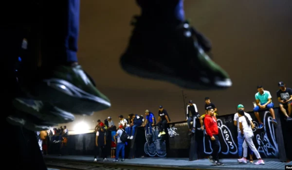 Migrantes se reúnen cerca de la frontera para solicitar asilo en Estados Unidos luego de que se difundieran rumores de que les permitiría ingresar desde Ciudad Juárez, México, el 7 de agosto de 2023.
