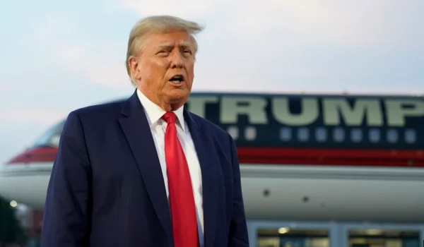 El expresidente de EEUU Donald Trump habla con los reporteros en el Aeropuerto Internacional Hartsfield-Jackson de Atlanta, Georgia, el 24 de agosto de 2023.