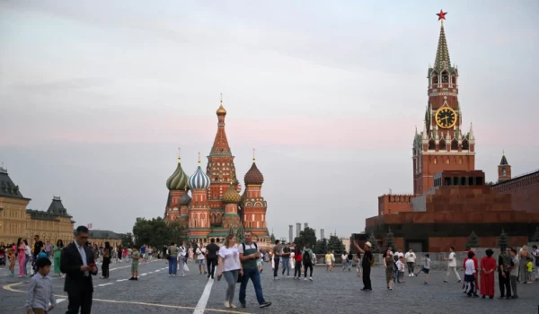 La gente pasea por la Plaza Roja en Moscú, Rusia, el martes 1 de agosto de 2023.