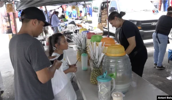 Cientos de hispanos suelen acudir a este mercado de pulgas de la ciudad de Homestead, en Florida.