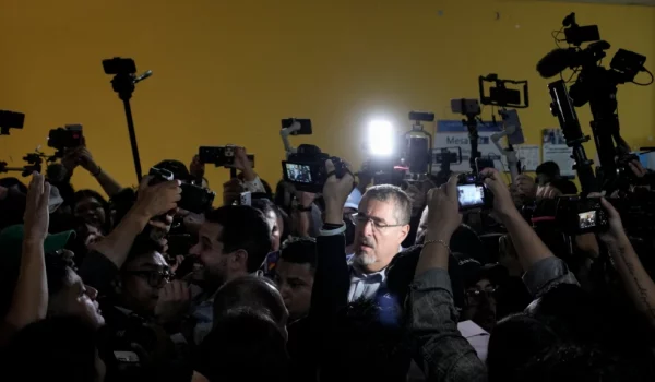 Bernardo Arévalo gana la presidencia de Guatemala