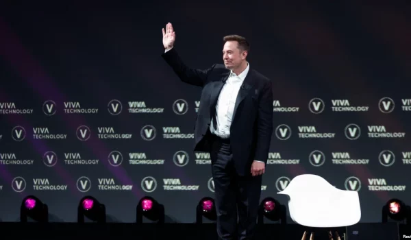 Elon Musk, director ejecutivo de SpaceX y Tesla y propietario de X, hace un gesto mientras asiste a la conferencia Viva Technology dedicada a la innovación y las nuevas empresas en el centro de exposiciones Porte de Versailles en París, el 16 de junio de 2023.