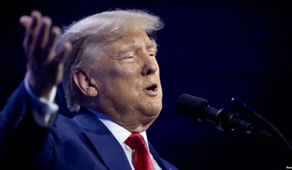 El expresidente de Estados Unidos y candidato presidencial republicano Donald Trump hace gestos mientras habla durante la Conferencia de Acción Turning Point en West Palm Beach, Florida, Estados Unidos, el 15 de julio de 2023.