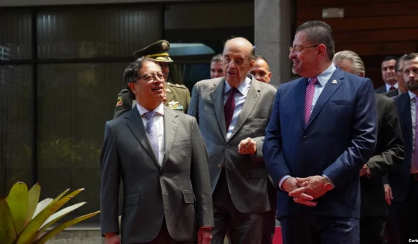 El presidente Gustavo Petro, junto a su canciller, Álvaro Leiva, es recibido en Costa Rica por el mandatario Rodrigo Chávez el 28 de agosto. [Foto: Cortesía de Presidencia]