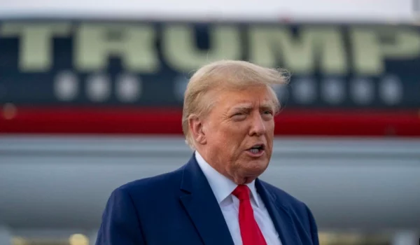 El expresidente Donald Trump habla con los periodistas antes de partir del Aeropuerto Internacional Hartsfield-Jackson de Atlanta, el 24 de agosto de 2023, en Atlanta.